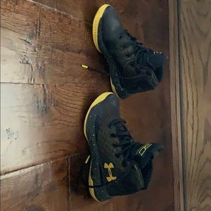 Under armour basketball shoes. Size 12 Y